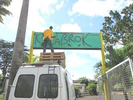 Enseigne de Kazabrok crée à partir de matériaux de récupérations Enseigne de Kazabrok crée à partir de matériaux de récupérations