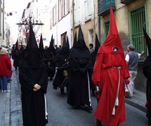 processions de l'archiconfrérie de la Sanch qui ouvrent les célébrations de la semaine Sainte : le jeudi soir à Bouleternère, le vendredi après-midi à Perpignan et le vendredi soir à Collioure et Arles-sur-Tech. processions de l'archiconfrérie de la Sanch qui ouvrent les célébrations de la semaine Sainte : le jeudi soir à Bouleternère, le vendredi après-midi à Perpignan et le vendredi soir à Collioure et Arles-sur-Tech.