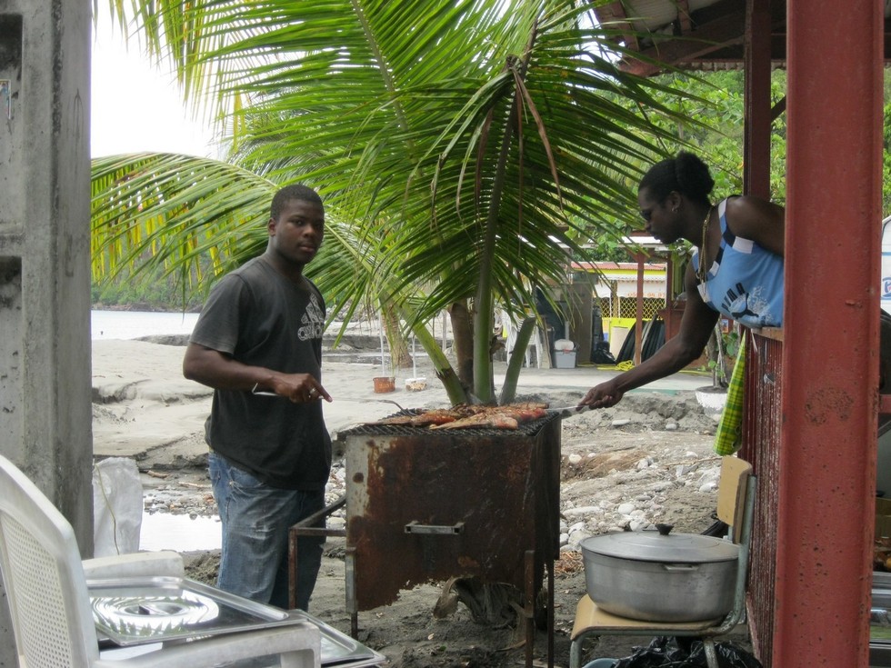 Ce sont les jeunes de l'association qui ont pris en charge les grillades avec talent. Cela embaume la plage. Ce sont les jeunes de l'association qui ont pris en charge les grillades avec talent. Cela embaume la plage.